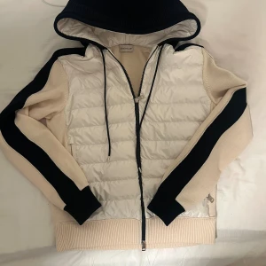 Limited Edition Moncler cardigan  - Moncler cardigan, sällsynt modell. Nypris 13000. Använd lätt, kontakta vid fler bilder. Storlek S. Kontakta vid kvitton. 