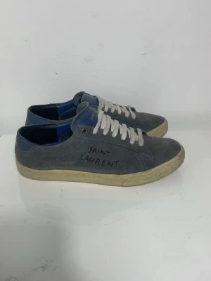 Saint Laurent Skor  - Säljer nu mina snygga Blå Saint Laurent skor som är i fint skick bortsett från en mindre limning , skriv för fler bilder/frågor🙌🏼