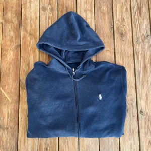 Ralph Lauren Hoddie/Cardigan - Säljer nu denna fina Ralph Lauren Hoddie/ cardigan. Skicket är bra, storleken är L, passar även dig som bär XL. Pm vid frågor eller ev funderingar!