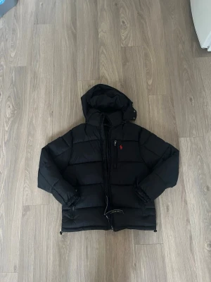 Ralph Lauren Jacka - Ralph lauren puffer. Storlek S. Aldrig använd utomhus. Säljes pga för liten storlek. Skickas snabbt!