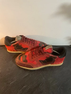 Valentino rockrunner - Röda valentino rockrunners i väldigt fint skick| dem är otroligt sköna o passar till det mesta| storlek 43| priset är inte hugget i sten och hör av dig vid funderingar// Alex closet✨
