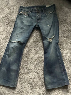  slitna bootcut jeans - As snygga bootcut jeans med slitningar från diesel, hör av dig vid funderingar 🤩🙌
