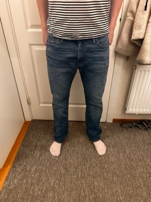 Levis 504  - Säljer ett par blå jeans med rak passform. färgen är mellanblå med lätt slitning. 