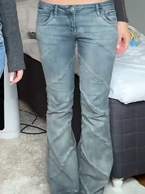 Urban outfitters jeans - Säljer ett par blåa urban outfittes jeans i. Storlek 26/32 och köptes för 800! 