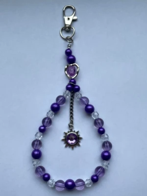 Lila nyckelring/ bag charm💜 - Lila nyckelring/bag charm med berlock, gjord av mig💕