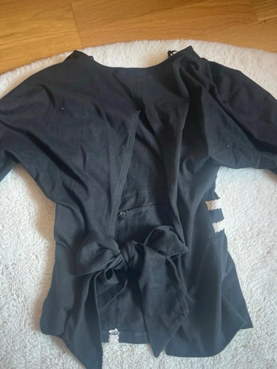 Svart topp med knyt och vita detaljer💘 - 1