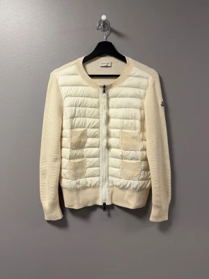Moncler Cardigan - ‼️VI TAR EJ BYTEN‼️ Moncler Cardigan | Skick: 9/10  | Storlek M | Fraktar imom 24 timmar efter affär 📦| Hör av dig vid minsta fråga eller fundering 💭 
