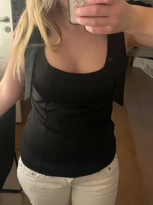 Topp - Säljer denna jättefina topp då den tyvärr inte kommer till användning. Köpt begagnat och liknar Zara toppen, men vet inte med säkerhet om det är den. Tycker att min andra från Zara har ett annat material. Skriv bara vid mer frågor💞💞