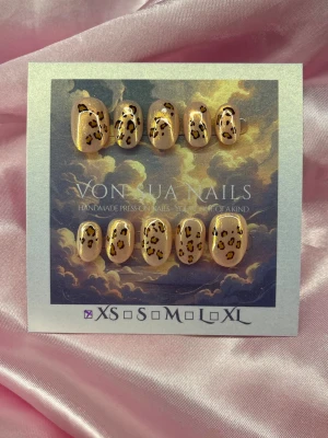 HoneyLeo (XS);ExtraShortOval  - Snygga handgjorda press-on naglar i glowypeach med leopardmönster i svart och ljusbrunt. Extra korta ovala och kommer i XS: 14 mm, 11 mm, 11,5 mm, 10 mm, 8 mm  , perfekta för dig som vill sticka ut med ett djurmönster. Gjorda i slitstarkt material för en trendig look.