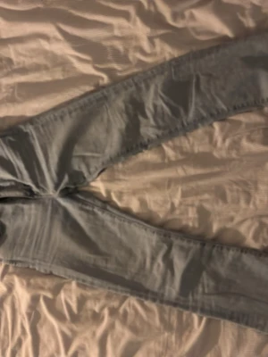 Ljusblå raka jeans från Vaillent - Säljer ett par ljusblå jeans från Vaillent med klassisk femficksdesign och raka ben. Jeansen har dragkedja och knapp i midjan samt diskreta slitningar för en avslappnad look. Perfekta till vardagsstilen och tillverkade i bomullsdenim.