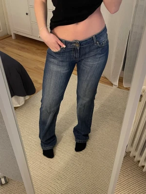 Blå bootcut jeans med låg midja Low waist - Jeans som verkligen ger 2000-tal känsla! Så sköna och så snygga, men tyvärr är de för små. Low waist! Perfekt mix mellan bootcut och raka! 💙  Kan ej avgöra storlek helt. Mät själv utifrån bilden. Som referens är jag S i midjan, M i lår och 168cm lång. Skriv privat för mått. Pris kan diskuteras vid snabb affär!  #vintage #y2k #2000