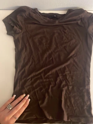 Brun T-shirt  - En brun T-shirt från Gina tricot 