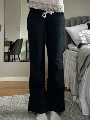 Lågmidjade linnebyxor - Lågmidjade assnygga linnebyxor!! Knappt använda, har snöre i midjan 