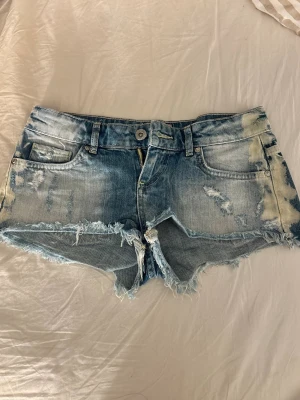 Lågmidjade jeans shorts  - Low waist jeans shorts, snygga detaljer, säljer pga dom är för små!