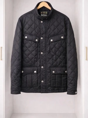 Wuiltad jacka från Barbour - Stilren quiltad jacka från Barbour med hög krage och tryckknappar. Jackan har fyra fickor framtill och ett klassiskt rutmönster. Materialet är lätt och bekvämt, perfekt för lager-på-lager. Passar dig som gillar tidlös design och funktion.