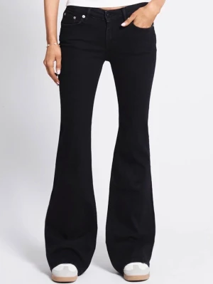 Low waisted jeans från Lager 157 - Svarta jeans i storlek XL från Lager157. Jeansen är i modellen ”Bell” och det originala priset på jeansen är 300kr. Dem har varit använda cirka 3 gånger men är i bra skick! Meddela mig vid frågor och priset kan diskuteras :)