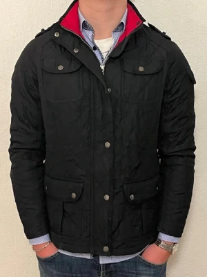 Barbour jacka - Hej jag säljer en otroligt unik quiltad jacka ifrån Barbour. Väldigt fin mörk färg perfekt grym passform. För dig som vill hålla dig extra stilig med något varmt undertill. Nypris ≈ 4000kr Mitt pris endast 799kr. Skick: 9/10 Inga defekter Storlek M. Modellen är 180, väger 78kg. längd:68cm bröstvidd:50cm bottenvidd: 55cm ärmlängd: 60cm. Skriv gärna om du vill ha fler bilder eller har frågor!