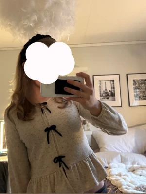 Beige kofta med svarta rosetter - Säljer en beige kofta med svarta rosetter ifrån Zara, strl 152 men sitter som xxs. Inga tecken på användning💞💞