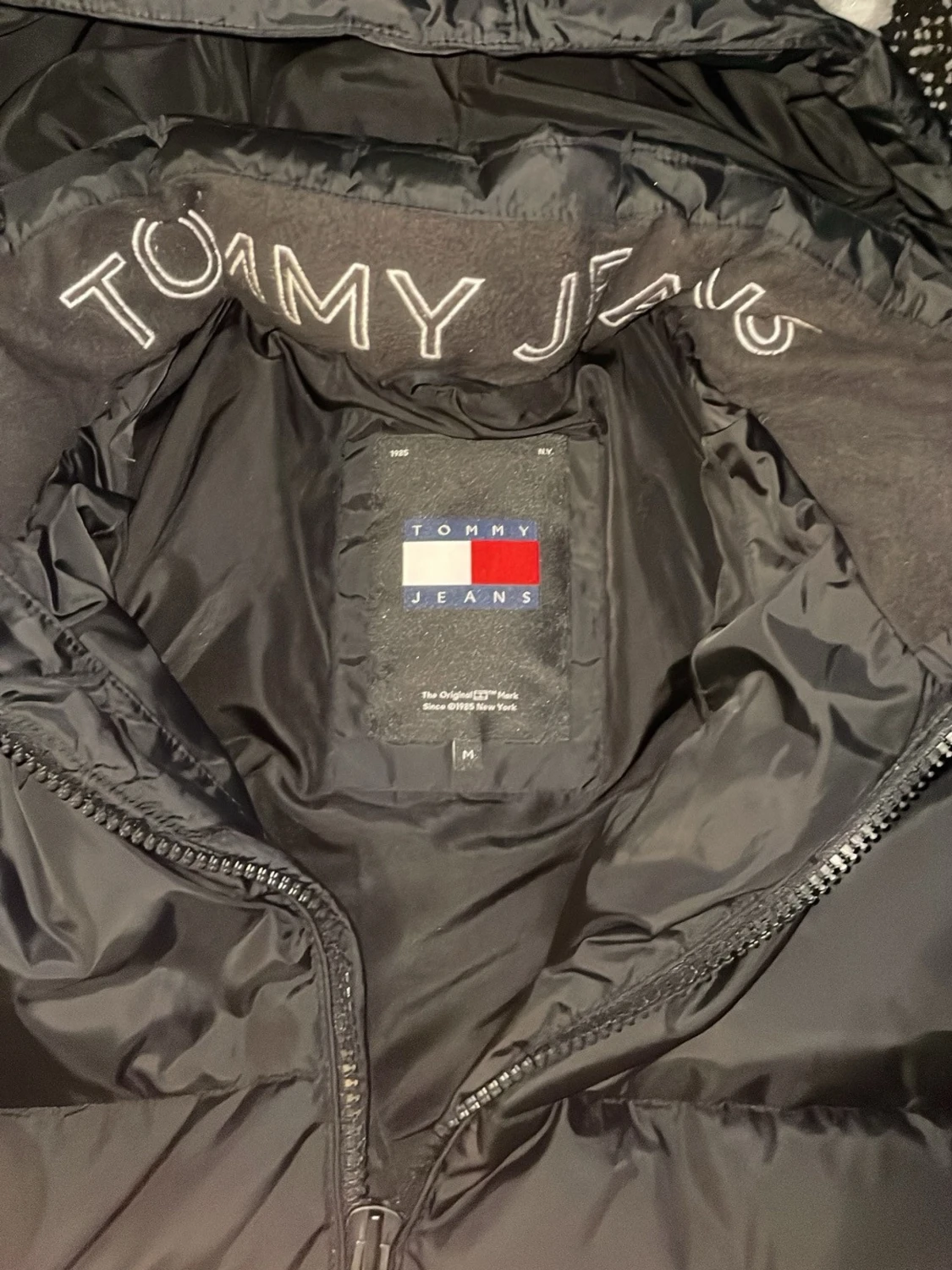 Svart pufferjacka från Tommy Jeans - 3