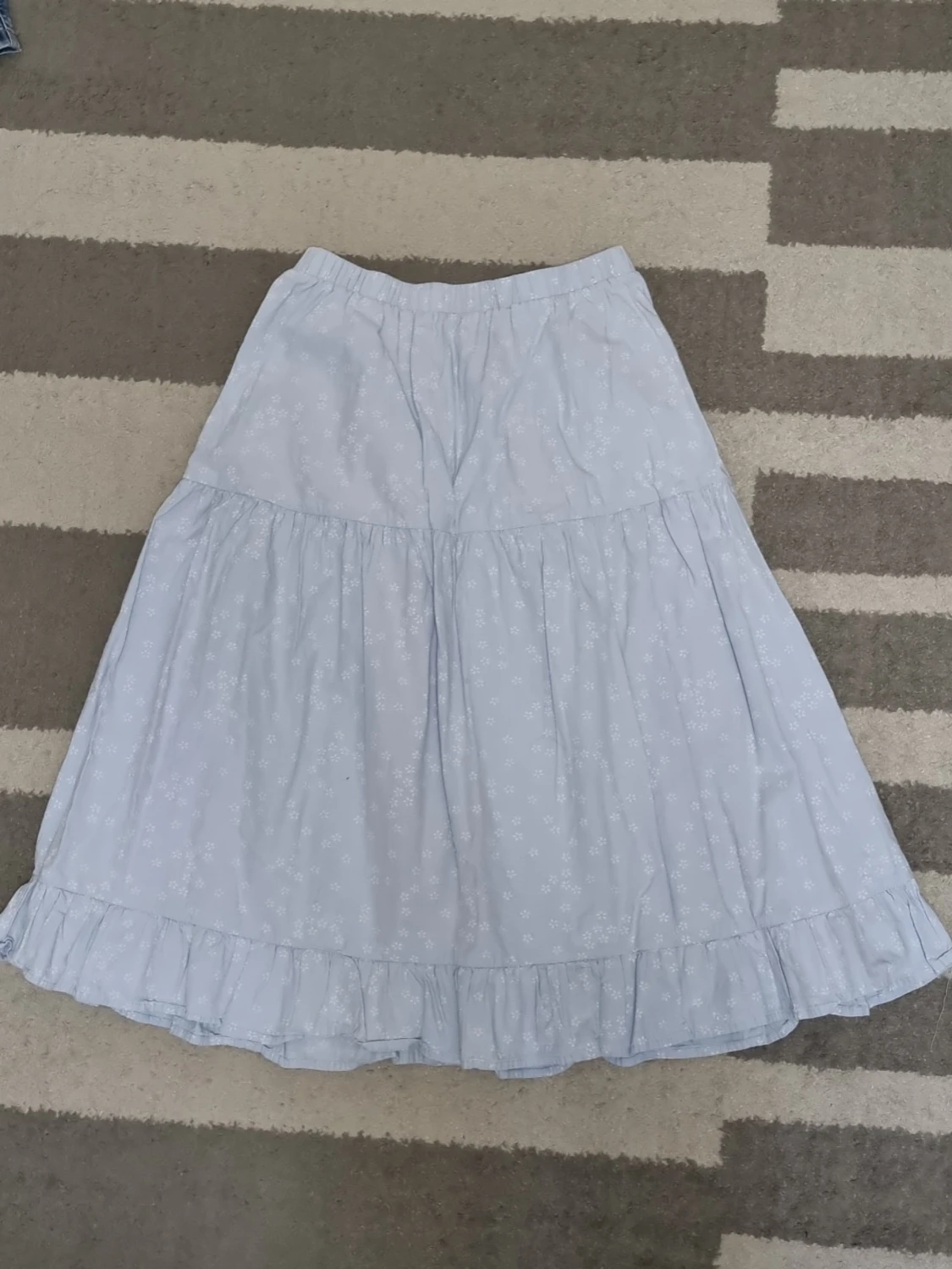 Ljusblå blommig volangkjol