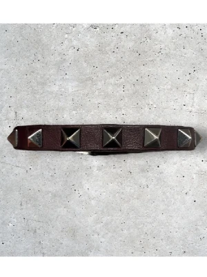 Valentino armband - Sällsynt färg och i gott skick - skick 7/10 (börjar gå upp längst ner men syns ej när den är på) går även att fixa med lim! - nypris 3000kr - endast armband medföljer✌️