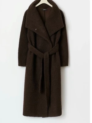 Mörkbrun teddy-kappa med skärp - Söker akut denna kappa från Gina tricot, kan både vara Xs och S 