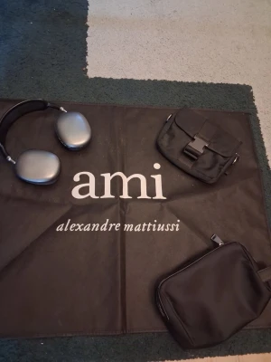 Apple AirPods Max silver over-ear - Snygga Apple AirPods Max i silver med en stilren och modern design. Over-ear hörlurar med mjuka öronkuddar och metallbåge. Perfekta för dig som vill ha grymt ljud och cool look. Passar till både musik och gaming. Handväskorna kostar 100kr vardera, hörlurarna kostar 650kr. Om ni köper allt så blir det billigare!