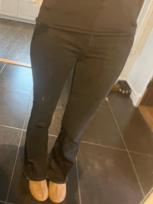 Svarta bootcut jeans - Säljer ett par svarta bootcut jeans med högmidja❤️ riktigt snygga och säljer för att de inte kommer till användning längre❤️