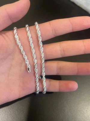 Silverfärgat repkedje-halsband - Snyggt halsband i silverfärgat 925 sterling silver med repkedje-design. Kedjan har en tvinnad form som ger ett coolt och stilrent intryck. Perfekt för att lyfta vilken outfit som helst och har ett klassiskt karbinlås.