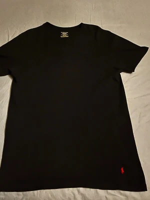 Polo Ralph Lauren crew neck t-shirt svart röd - Snygg Polo Ralph Lauren crew neck T-shirt i 100% bomull. 📦fraktar inom 2 dagar. Hör av er vid frågor eller funderingar 😊