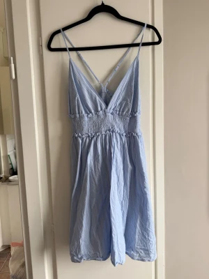 Ljusblå kort sommarklänning - Söt ljusblå kort klänning! Aldrig använd! Storleken är L men från SHEIN så är ju mindre! 