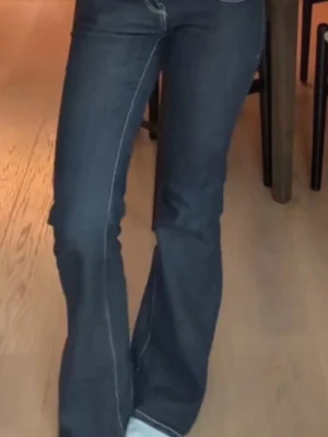 Mörkblå bootcut jeans med låg midja 💖💖 - Snygga mörkblå jeans med bootcut passform och tydliga kontrastsömmar. Klassisk femficksmodell och normal midja. 