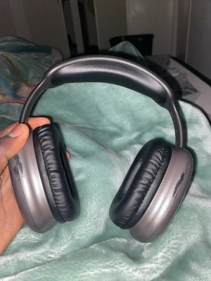 Hörlurar  - Music sound maxi hörlurar bra konfort bra  för att spela titta film skorolla TikTok eller antal och speciellt music den klarar 22 timmar utan laddning 