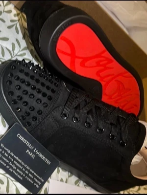 Svarta Christian loubitins  - Säljer dessa Christian loubitins för riktigt bra pris, kvitto finns med. Nytt skick, pris diskuteras vid snabb affär!