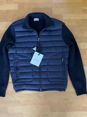 Moncler cardigan  - Knappt använd, passade mig inte. Köpt här på plock