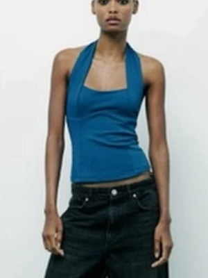 Blå halterneck linnetopp - Snygg blå halterneck linnetopp med öppen rygg och tight passform. Toppen har en stilren, minimalistisk design och är perfekt att matcha med jeans eller kjol. Materialet känns mjukt och stretchigt mot huden.