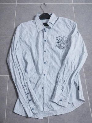 Armani skjorta - Stillig Armani Jeans skjorta till salu. Väldigt bra skick inga skador/slitage, Storlek L. Hör av dig vid frågor/funderingar. PRIS KAN DISKUTERAS!