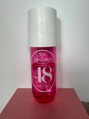 Sol de Janeiro Cheirosa 48  - Ca hälften kvar. Köpte den begagnat men tyvärr inte min doft, så säljer vidare den 🌸 Inga skambud tack! 🙏🏼
