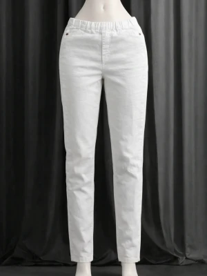 Vita raka linnebyxor med resårmidja - Snygga vita linnebyxor med rak passform och resår i midjan för extra komfort. Byxorna har diskreta fickor fram och är perfekta för en avslappnad och stilren look. Tillverkade i luftigt linnematerial som passar perfekt till sommaren.