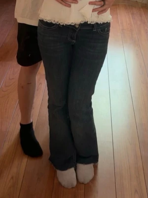 Mörkblå bootcut jeans - Mörkblåa jeans från Nelly, low/mid waist. !!KLIPTTA!! Är 160cm - och passar mig bra nu i längden. 