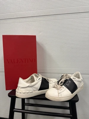 Valentino Open skor  - Ett par schyssta Valentino open i bra använt skick! Släppt lite i sulan vilken är klassiskt på dessa. Storlek 44. Självklart äkta. Hör av er vid frågor! 