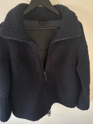 Teddyjacka - Säljer min teddyjacka från Gina då den är för liten och ska beställa en storlek större! Endast använd en gång💗