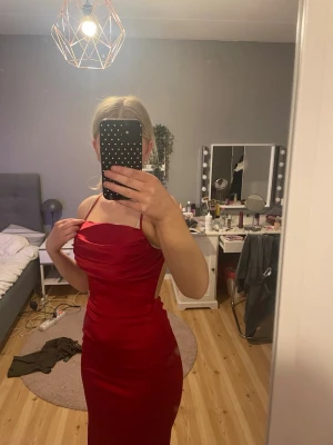 Balklänning - Balklänning från Nelly! Köpt här på plick. Skickar flera bilder för den som är intresserad! Ny pris 1099kr. 