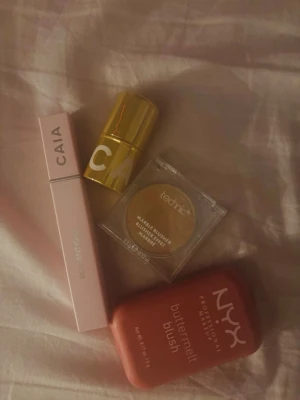 Smink - Ni kan köpa dessa fyra produkter då jag flyttar och endast tar med det nödvändiga! Ni kan köpa enskilt då finns produkterna vad det kostar längre ner i flödet eller alla 4 för 250 kronor, pris går att diskuteras!