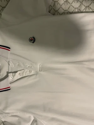 Moncler pike - Tja säljer min moncler pike, om du har några frågor så kan du bara skriva, passar också S  