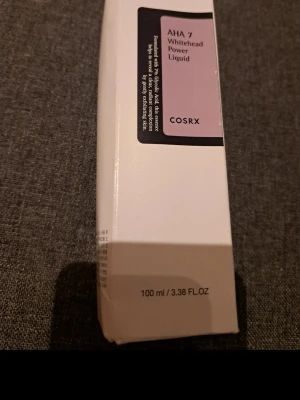 COSRX AHA 7 Whitehead Power Liquid - COSRX AHA 7 Whitehead Power Liquid är en ansiktsmist med exfolierande effekt. Innehåller 100 ml och kommer i en vit och lila förpackning. Innehåller äppelextrakt och glykolsyra för att ge klarare och jämnare hud. Perfekt för dig som vill ha glow och fräsch känsla.