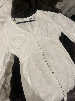 Vit klänning från Adoore - Säljer en jättefin Adoore klänning som jag själv köpte här på Plick! Hon jag köpte klänning av hade klippt av storlekslappen men jag skulle säga att den är i storlek 38/40❣️ superfin nu till studenten och sommaren🌷🥰