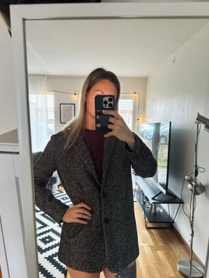 Levis kavaj/jacka - Strl herr-XS, passar dam S-M. Använd några få gånger. Lagom tjock nu till vår/sommar. 