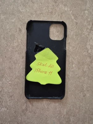 Mobilskal - Snyggt svart mobilskal till iPhone 11 från Ideal of Sweden. Skalet har en stilren design med matt finish och är gjort i ett tåligt material som skyddar mobilen mot repor och stötar. Perfekt för dig som vill ha ett enkelt men trendigt skydd till din lur.