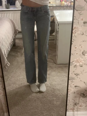 Blå raka jeans ifrån Abrand jeans - Säljer ett par raka lågmidjade jeans ifrån abrand jeans. Använder ett par gånger med i väldigt bra skick, inga skador. Säljer pga att dom är för korta. I storlek 24💞